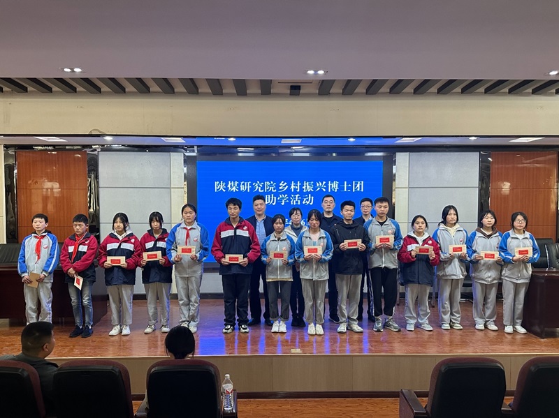 191681905682181584.jpg 為品學兼優的學生發放愛心助學金_1.JPG