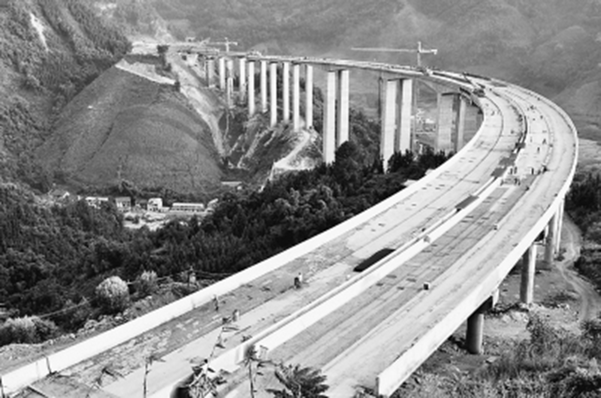 　　俯瞰建設(shè)中的拉會高架大橋，“C”字形蔚為壯觀。.jpg